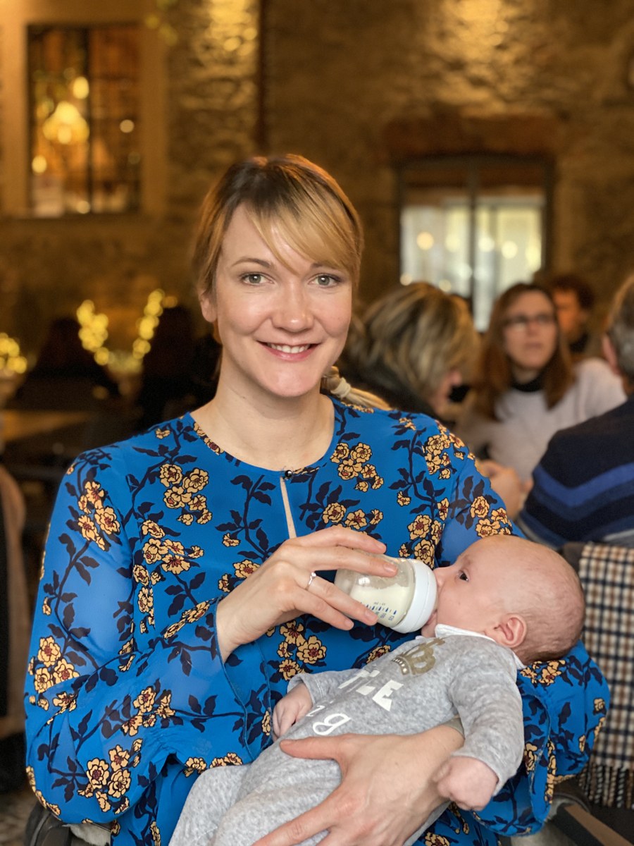 Antje Lausch, Baby- und Kinderschlafcoach, mit einem Neugeborenen